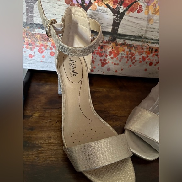 New- Life Stride Women's Metallic 3 in Heels
women’s 10.5 WIDE Holiday Heels - Picture 5 of 9